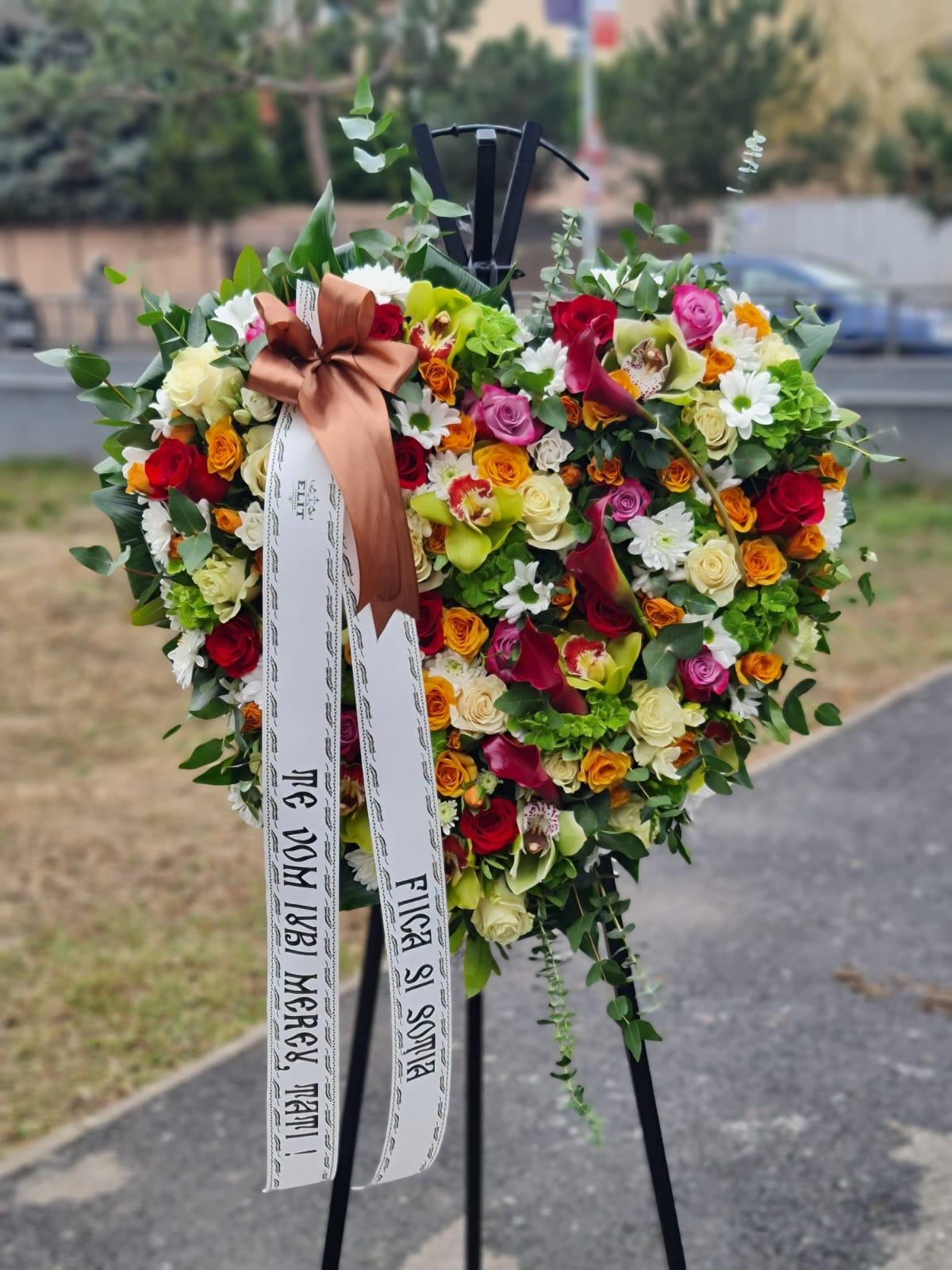 Coroană funerară în formă de inimă cu trandafiri multicolori