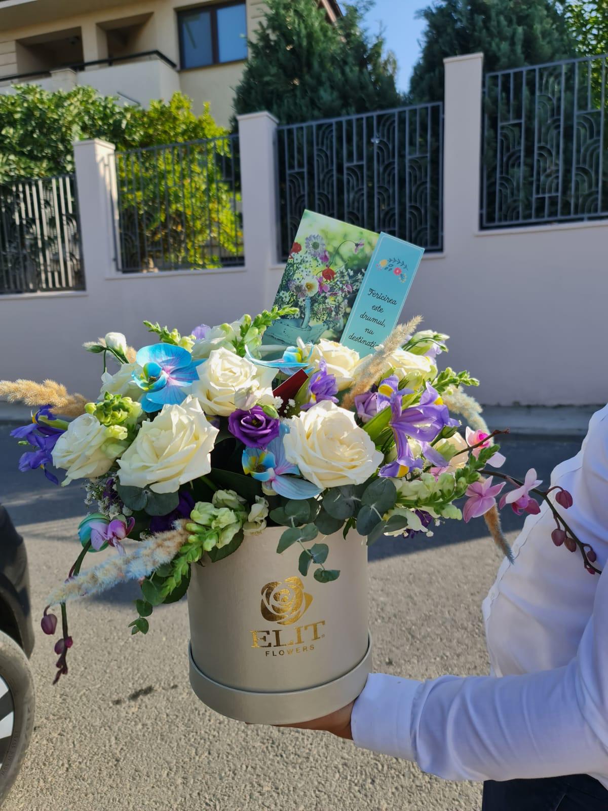 Coș de flori Elit Flowers cu trandafiri albi
