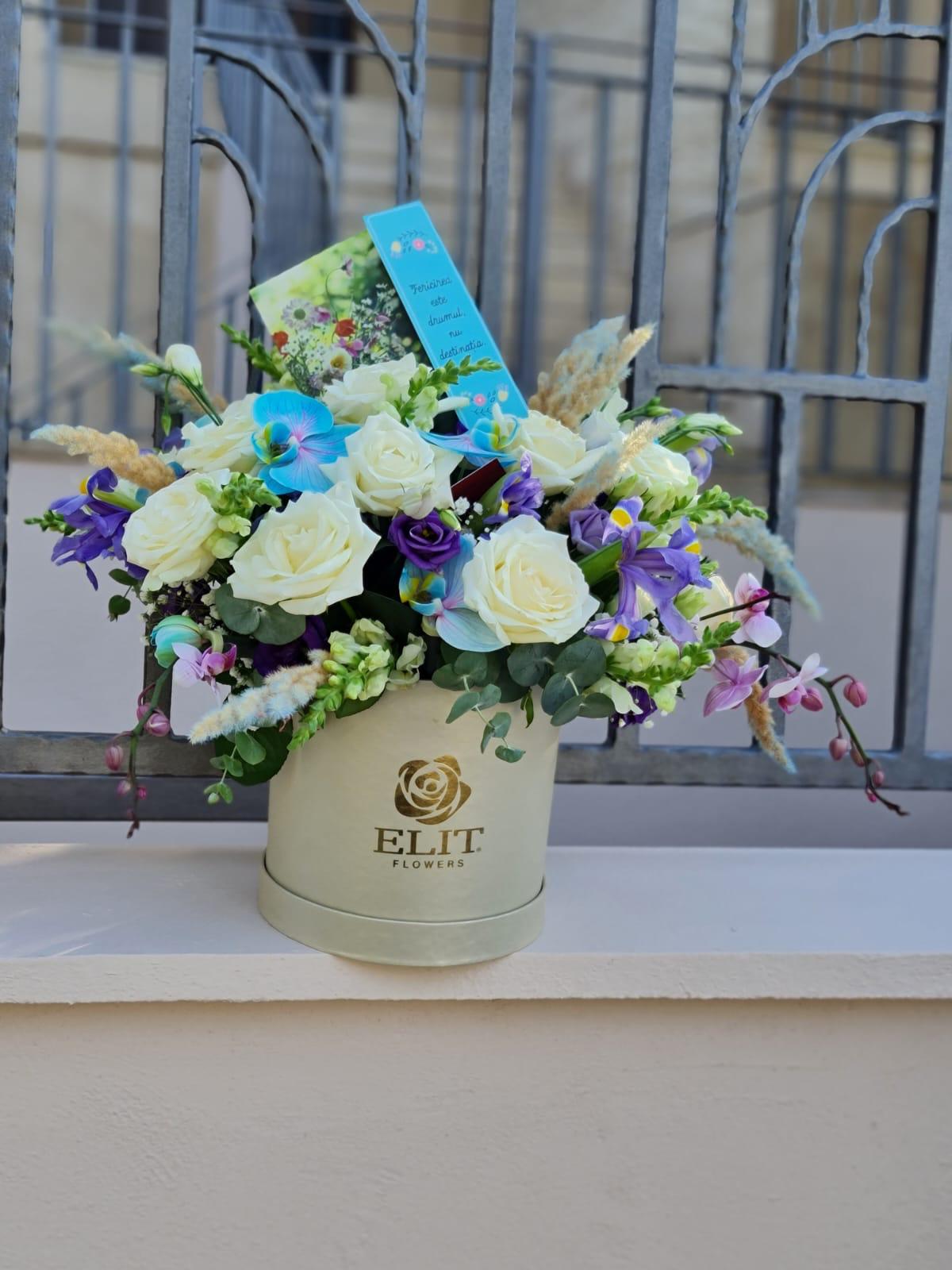 Coș de flori Elit Flowers pe pervaz