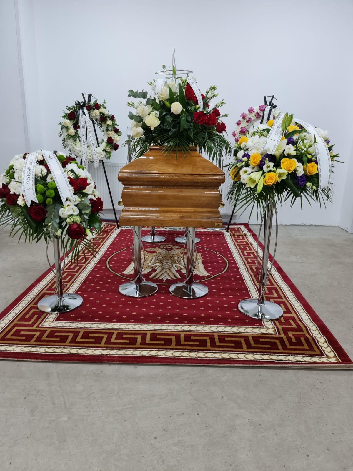 Sicriu în salon priveghi cu coroane funerare